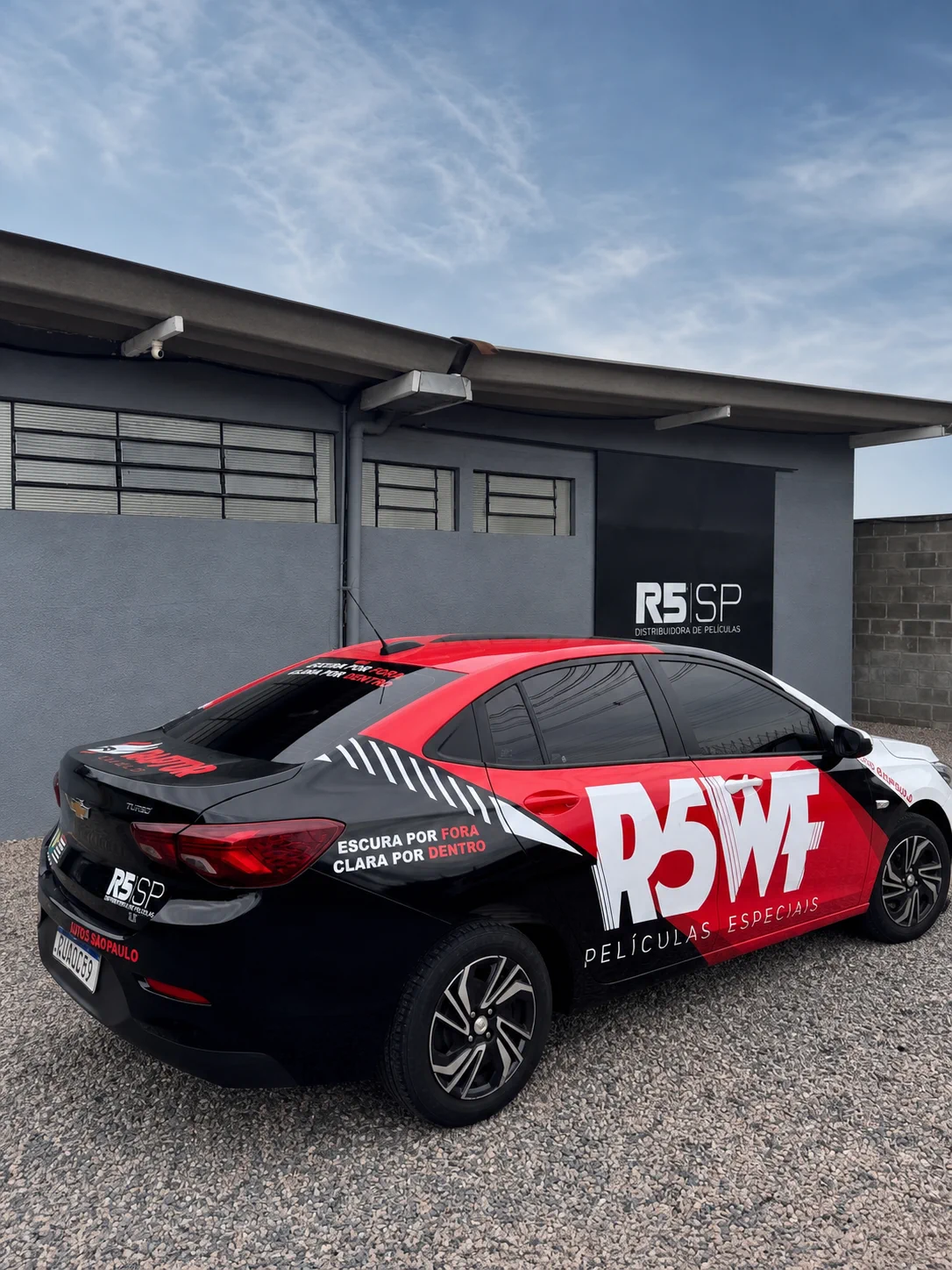 Carro personalizado da R5WF em frente à distribuidora