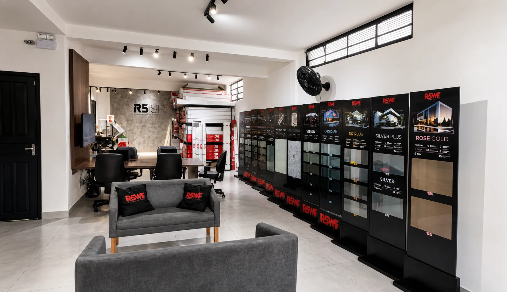Showroom da R5SP com expositores de películas automotivas